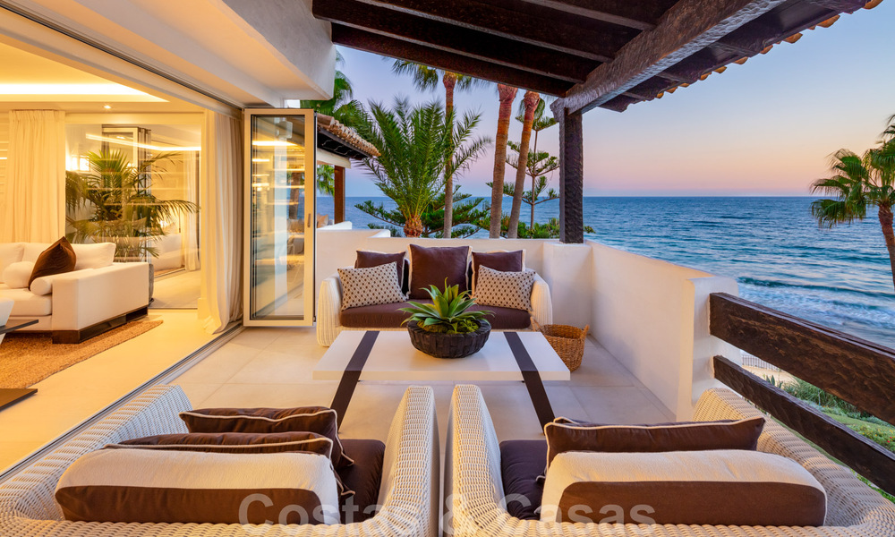 Eerstelijnsstrand super-de-luxe penthouse met schitterend open zeezicht te koop in Puente Romano in Marbella 37355