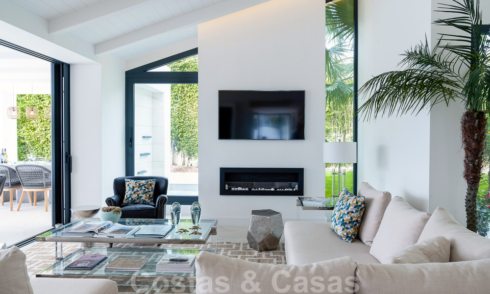 Stijlvol gerenoveerde villa te koop in een moderne Mediterrane stijl aan de Golden Mile in Marbella 37367