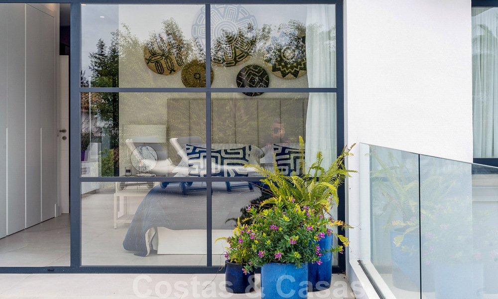 Stijlvol gerenoveerde villa te koop in een moderne Mediterrane stijl aan de Golden Mile in Marbella 37376