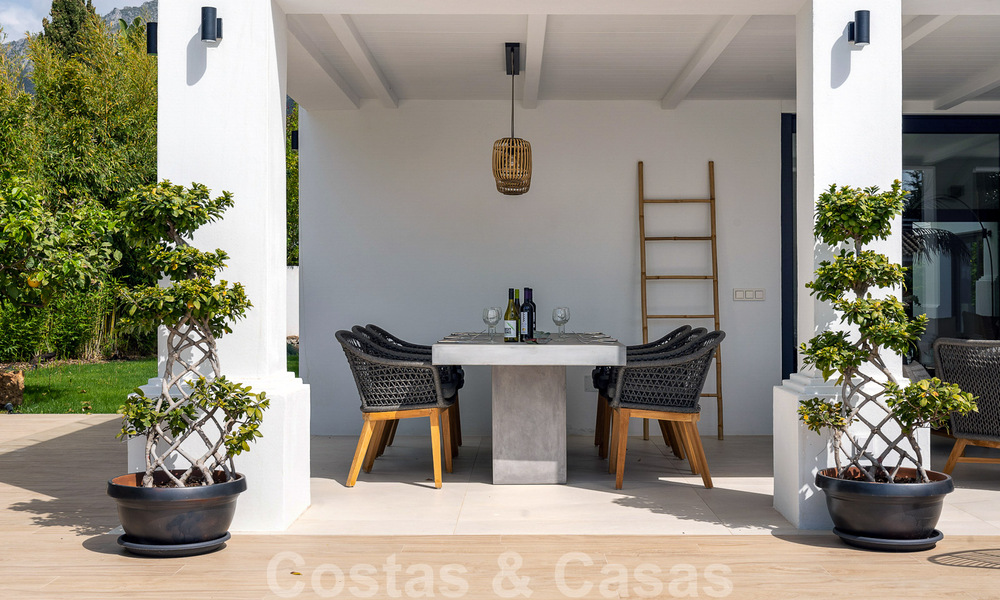 Stijlvol gerenoveerde villa te koop in een moderne Mediterrane stijl aan de Golden Mile in Marbella 37381