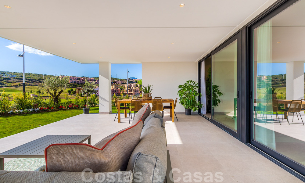 Nieuw project met luxe appartementen te koop met panoramisch uitzicht op zee en een golfbaan in Estepona 37421