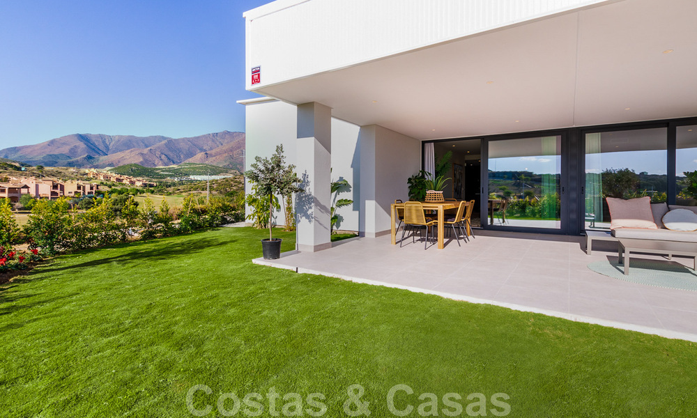 Nieuw project met luxe appartementen te koop met panoramisch uitzicht op zee en een golfbaan in Estepona 37422