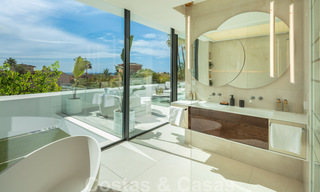 Instapklare, nieuwe moderne designvilla te koop in zeer gewilde strandwijk net ten oosten van Marbella centrum 37563 