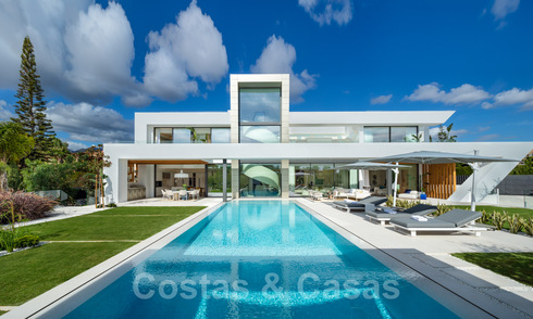 Instapklare, nieuwe moderne designvilla te koop in zeer gewilde strandwijk net ten oosten van Marbella centrum 37566