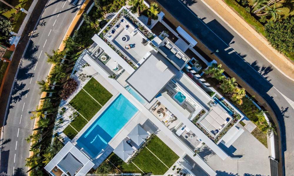 Instapklare, nieuwe moderne designvilla te koop in zeer gewilde strandwijk net ten oosten van Marbella centrum 37567