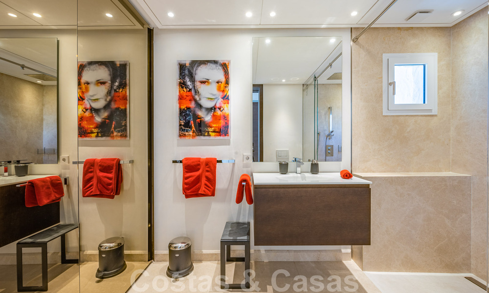 Eigentijds gerenoveerd eerstelijnstrand luxe penthouse te koop op de Golden Mile in Marbella 37679