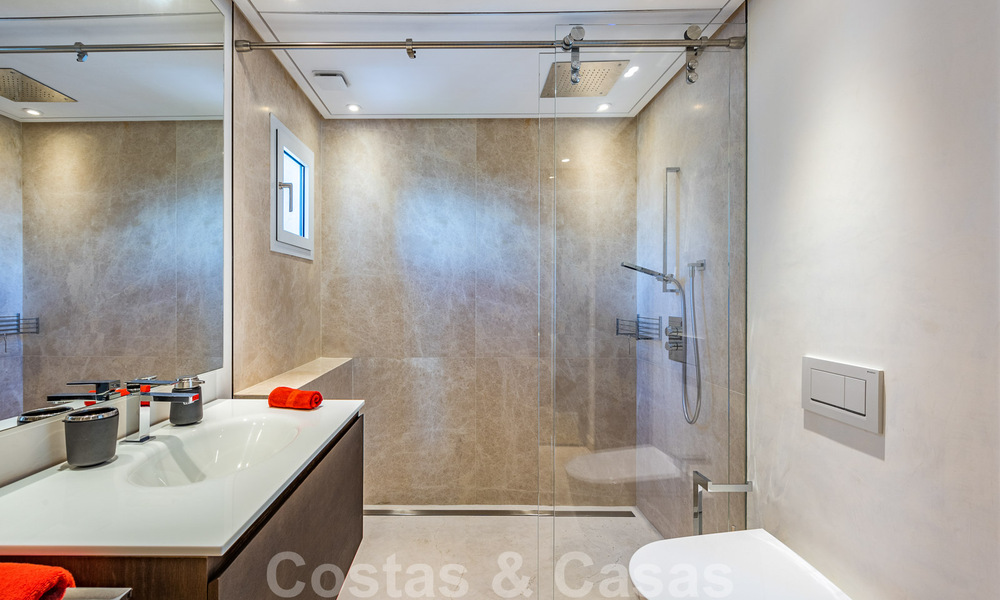 Eigentijds gerenoveerd eerstelijnstrand luxe penthouse te koop op de Golden Mile in Marbella 37680