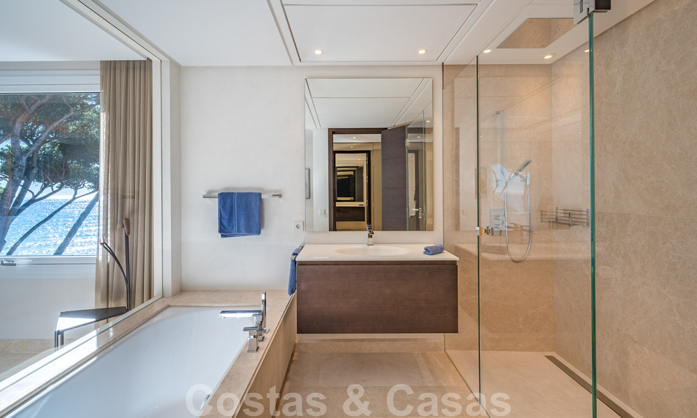Eigentijds gerenoveerd eerstelijnstrand luxe penthouse te koop op de Golden Mile in Marbella 37681