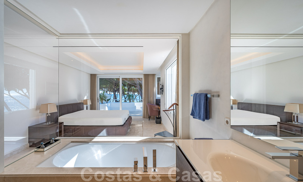 Eigentijds gerenoveerd eerstelijnstrand luxe penthouse te koop op de Golden Mile in Marbella 37682