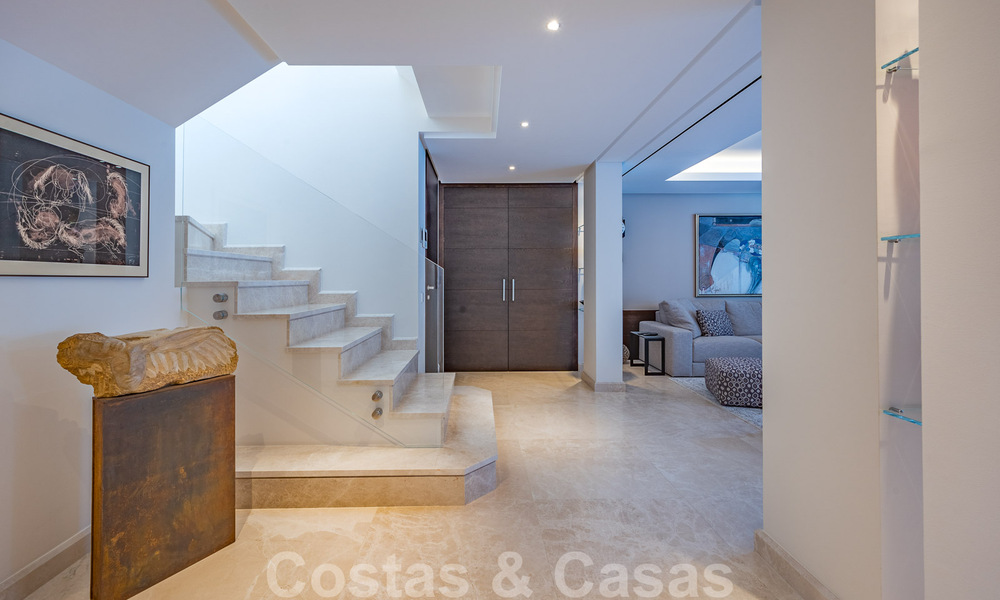 Eigentijds gerenoveerd eerstelijnstrand luxe penthouse te koop op de Golden Mile in Marbella 37684