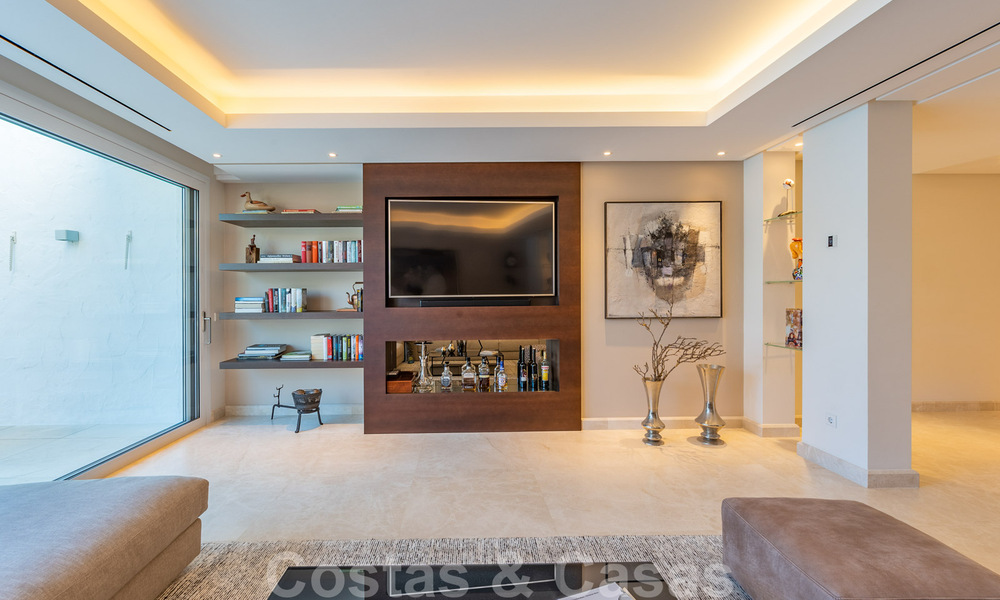 Eigentijds gerenoveerd eerstelijnstrand luxe penthouse te koop op de Golden Mile in Marbella 37687