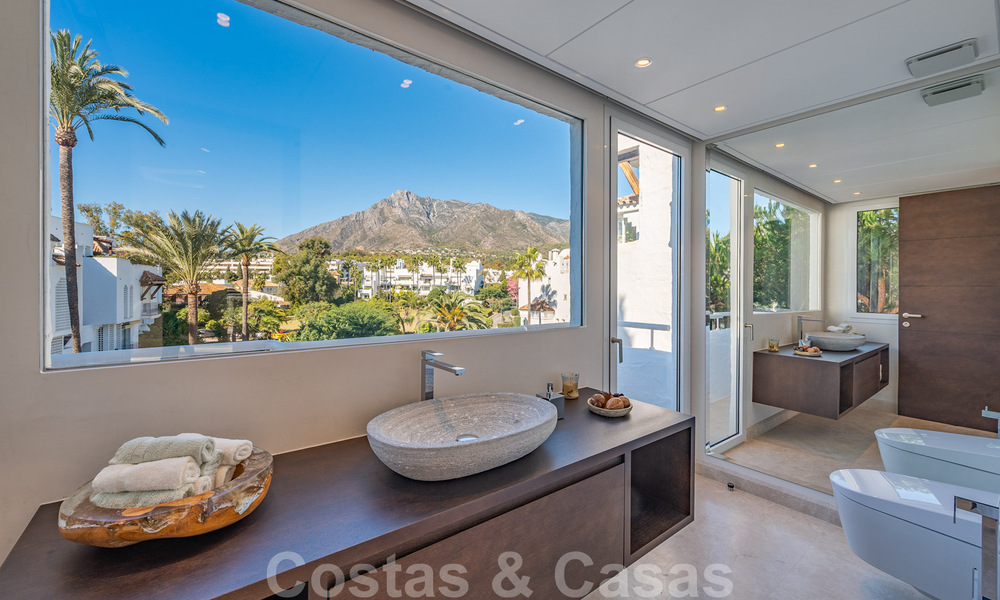 Eigentijds gerenoveerd eerstelijnstrand luxe penthouse te koop op de Golden Mile in Marbella 37688