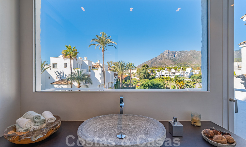 Eigentijds gerenoveerd eerstelijnstrand luxe penthouse te koop op de Golden Mile in Marbella 37689