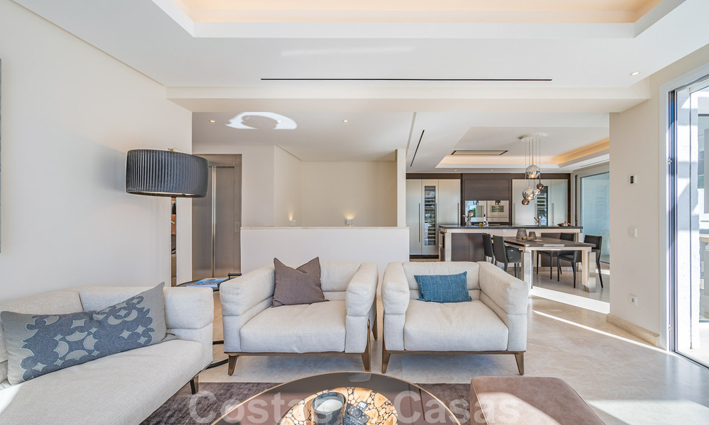 Eigentijds gerenoveerd eerstelijnstrand luxe penthouse te koop op de Golden Mile in Marbella 37692