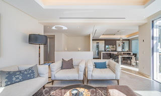 Eigentijds gerenoveerd eerstelijnstrand luxe penthouse te koop op de Golden Mile in Marbella 37692 
