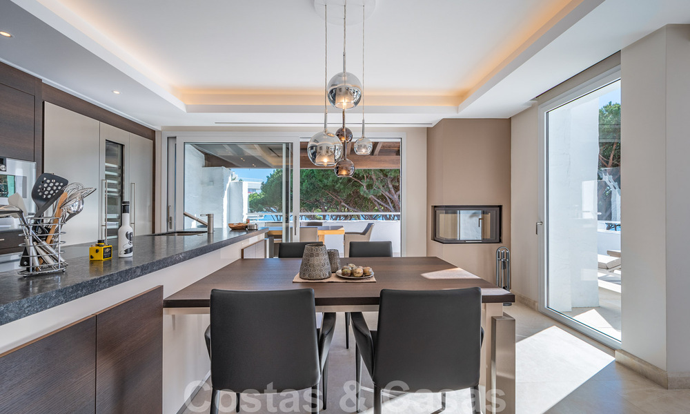 Eigentijds gerenoveerd eerstelijnstrand luxe penthouse te koop op de Golden Mile in Marbella 37694