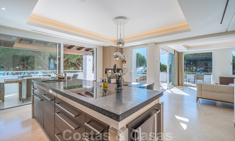Eigentijds gerenoveerd eerstelijnstrand luxe penthouse te koop op de Golden Mile in Marbella 37695