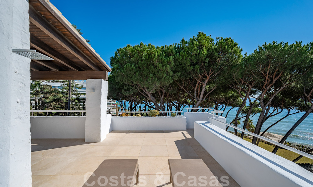 Eigentijds gerenoveerd eerstelijnstrand luxe penthouse te koop op de Golden Mile in Marbella 37697
