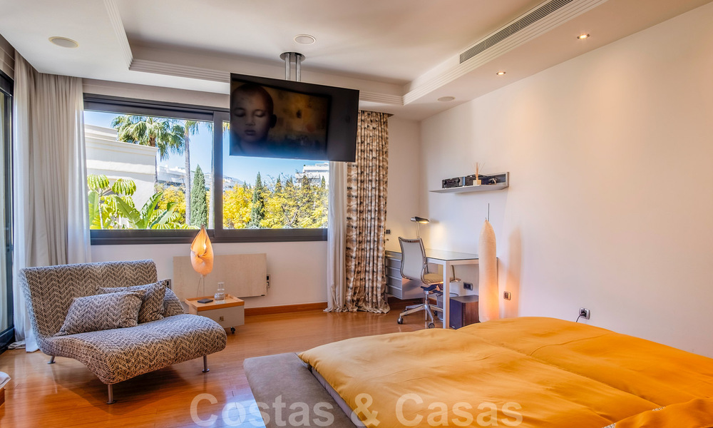 Eerstelijns strand luxeappartement te koop met zeezicht in Puerto Banus, Marbella 37714