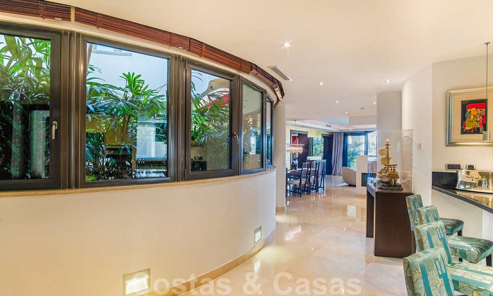 Eerstelijns strand luxeappartement te koop met zeezicht in Puerto Banus, Marbella 37717