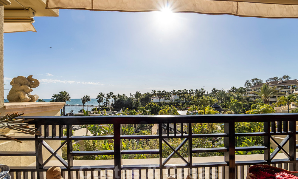 Eerstelijns strand luxeappartement te koop met zeezicht in Puerto Banus, Marbella 37730