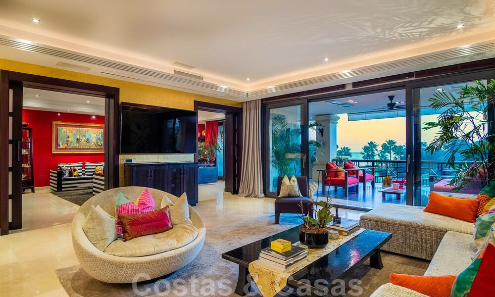 Eerstelijns strand luxeappartement te koop met zeezicht in Puerto Banus, Marbella 37740