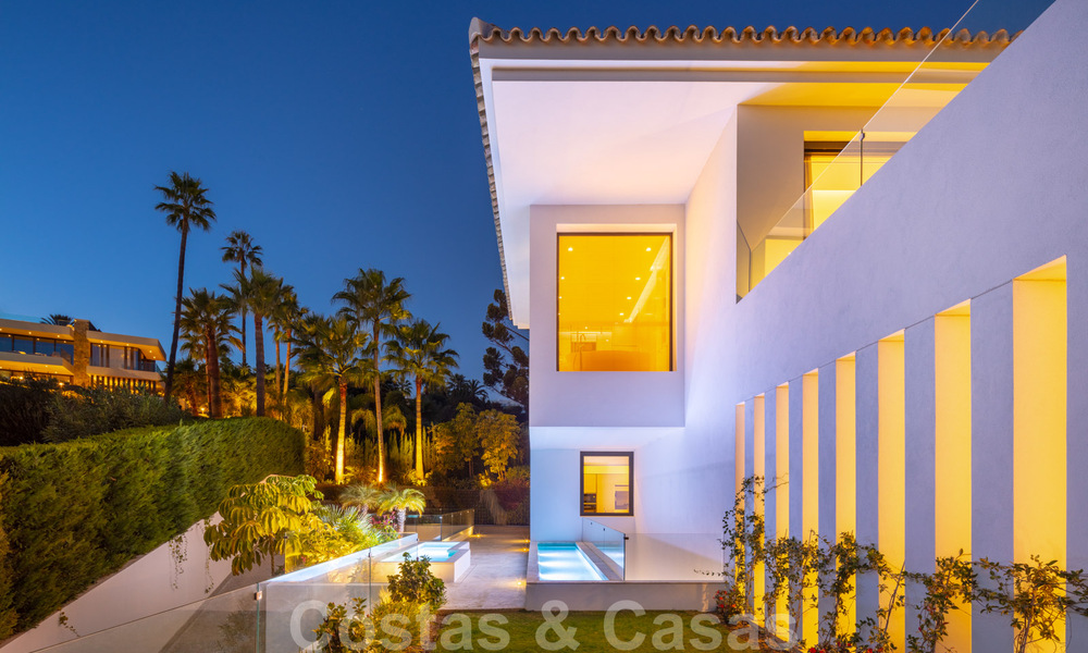 Fenomenale, hedendaagse, nieuwe luxevilla te koop in het hart van Nueva Andalucia’s Golf Vallei in Marbella. Sterk verlaagd in prijs! 37907