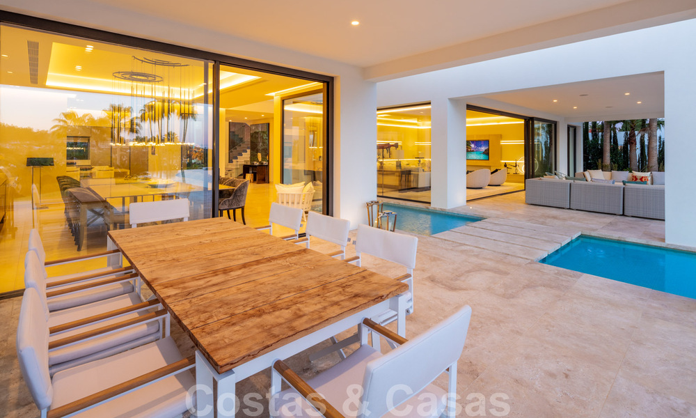 Fenomenale, hedendaagse, nieuwe luxevilla te koop in het hart van Nueva Andalucia’s Golf Vallei in Marbella. Sterk verlaagd in prijs! 37937