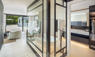 Exclusief ontworpen villa te koop, met prachtig uitzicht, in zeer populaire woonwijk in Nueva Andalucia in Marbella 37945 