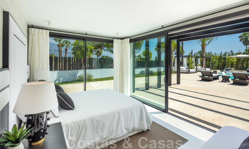 Exclusief ontworpen villa te koop, met prachtig uitzicht, in zeer populaire woonwijk in Nueva Andalucia in Marbella 37947
