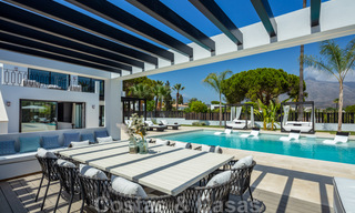 Exclusief ontworpen villa te koop, met prachtig uitzicht, in zeer populaire woonwijk in Nueva Andalucia in Marbella 37963 