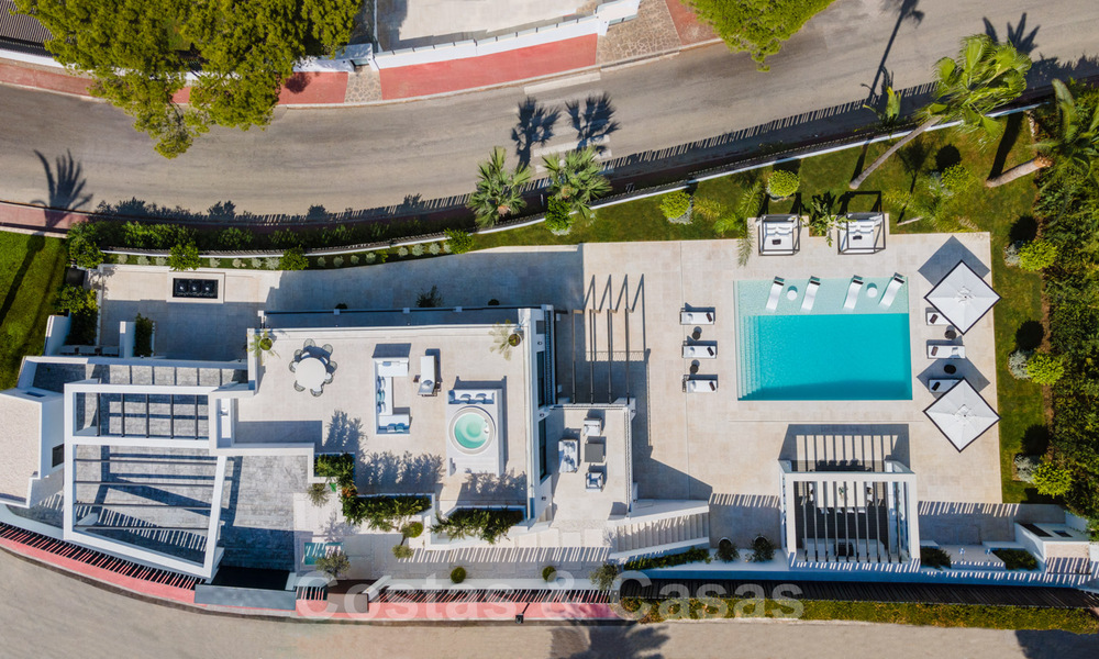 Exclusief ontworpen villa te koop, met prachtig uitzicht, in zeer populaire woonwijk in Nueva Andalucia in Marbella 37967