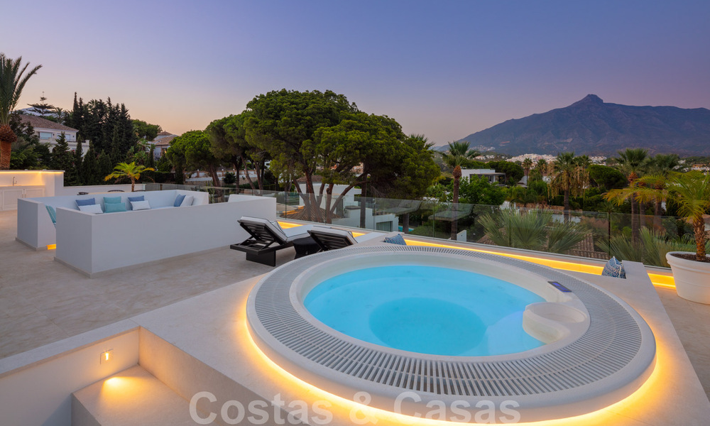 Exclusief ontworpen villa te koop, met prachtig uitzicht, in zeer populaire woonwijk in Nueva Andalucia in Marbella 37972