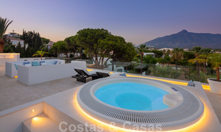 Exclusief ontworpen villa te koop, met prachtig uitzicht, in zeer populaire woonwijk in Nueva Andalucia in Marbella 37972 