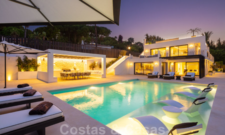 Exclusief ontworpen villa te koop, met prachtig uitzicht, in zeer populaire woonwijk in Nueva Andalucia in Marbella 37974