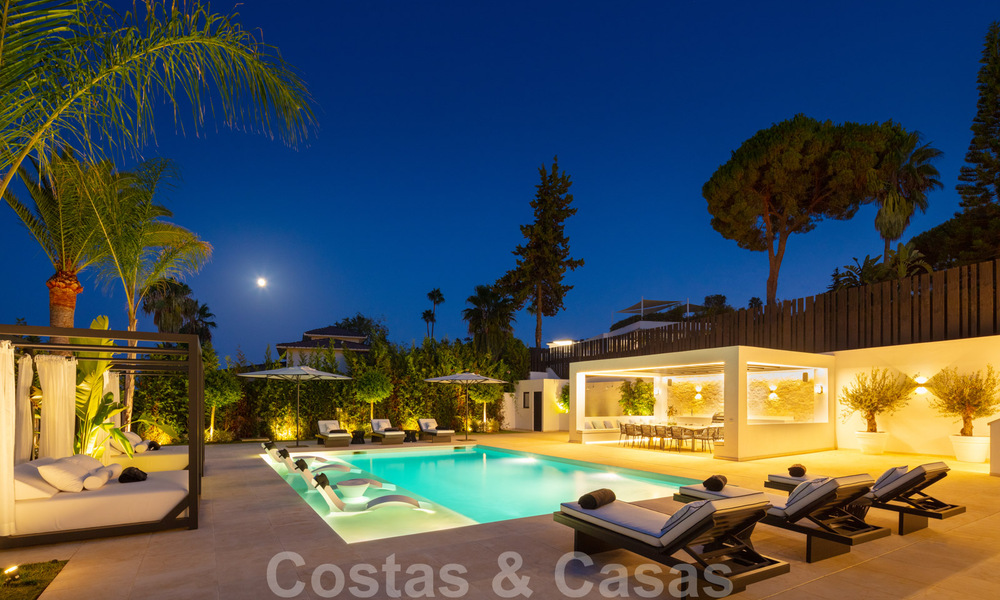 Exclusief ontworpen villa te koop, met prachtig uitzicht, in zeer populaire woonwijk in Nueva Andalucia in Marbella 37976