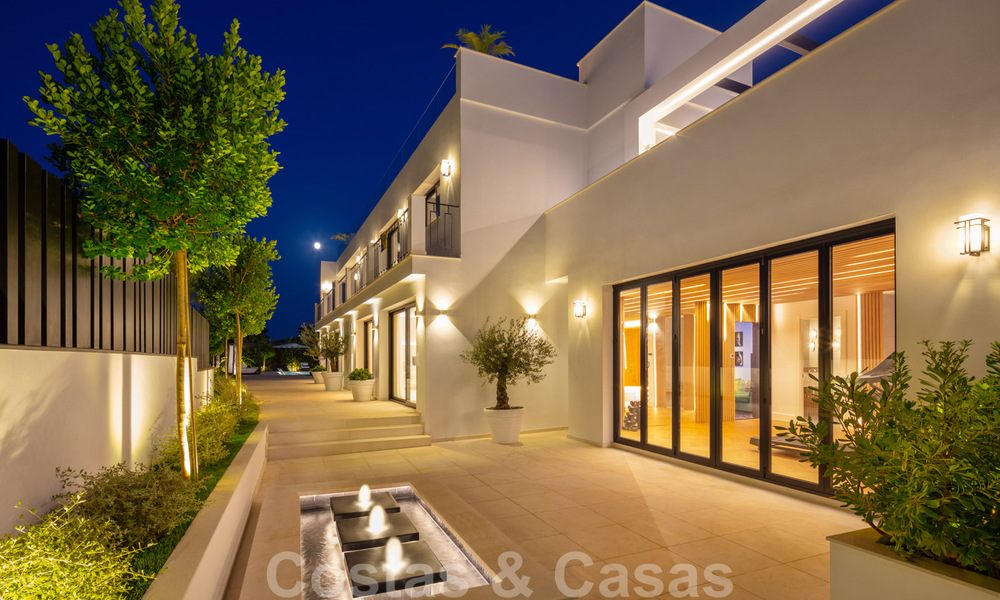 Exclusief ontworpen villa te koop, met prachtig uitzicht, in zeer populaire woonwijk in Nueva Andalucia in Marbella 37977