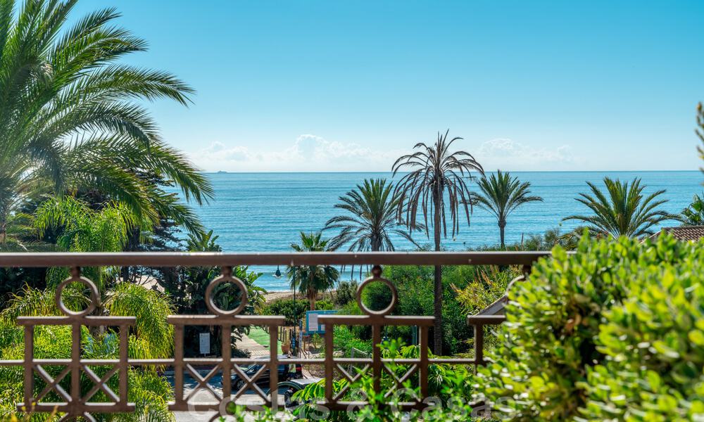 Stijlvol eerstelijns strand penthouse te koop in mediterrane stijl met zeezicht in Los Monteros, Marbella 38068