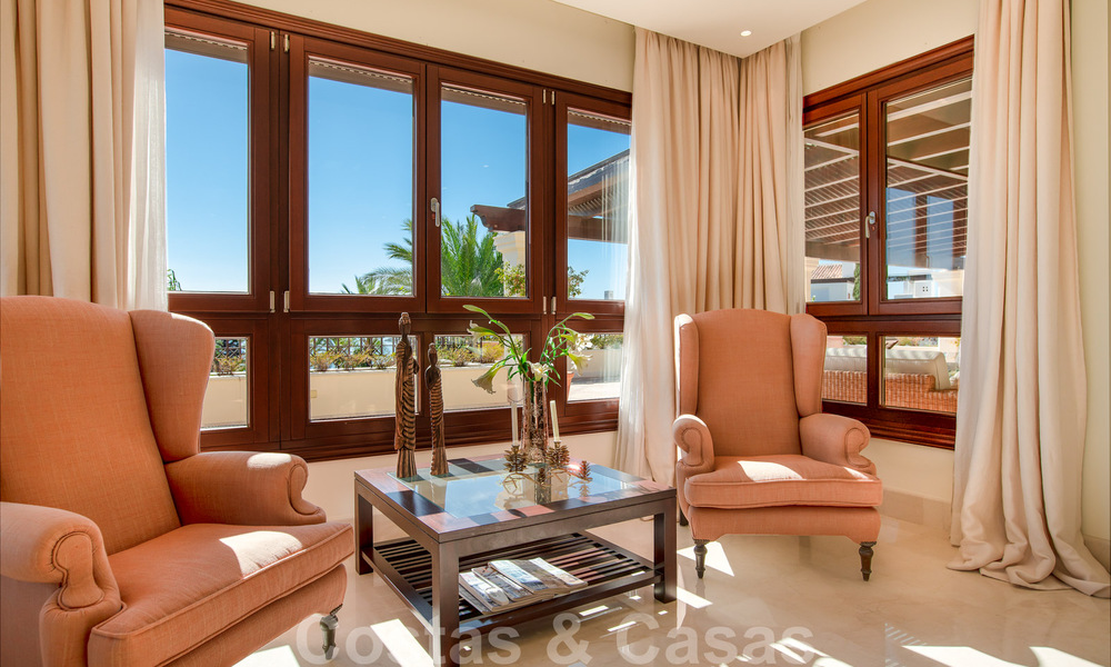 Stijlvol eerstelijns strand penthouse te koop in mediterrane stijl met zeezicht in Los Monteros, Marbella 38072
