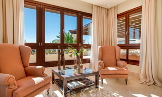 Stijlvol eerstelijns strand penthouse te koop in mediterrane stijl met zeezicht in Los Monteros, Marbella 38072 