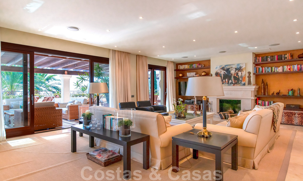 Stijlvol eerstelijns strand penthouse te koop in mediterrane stijl met zeezicht in Los Monteros, Marbella 38076