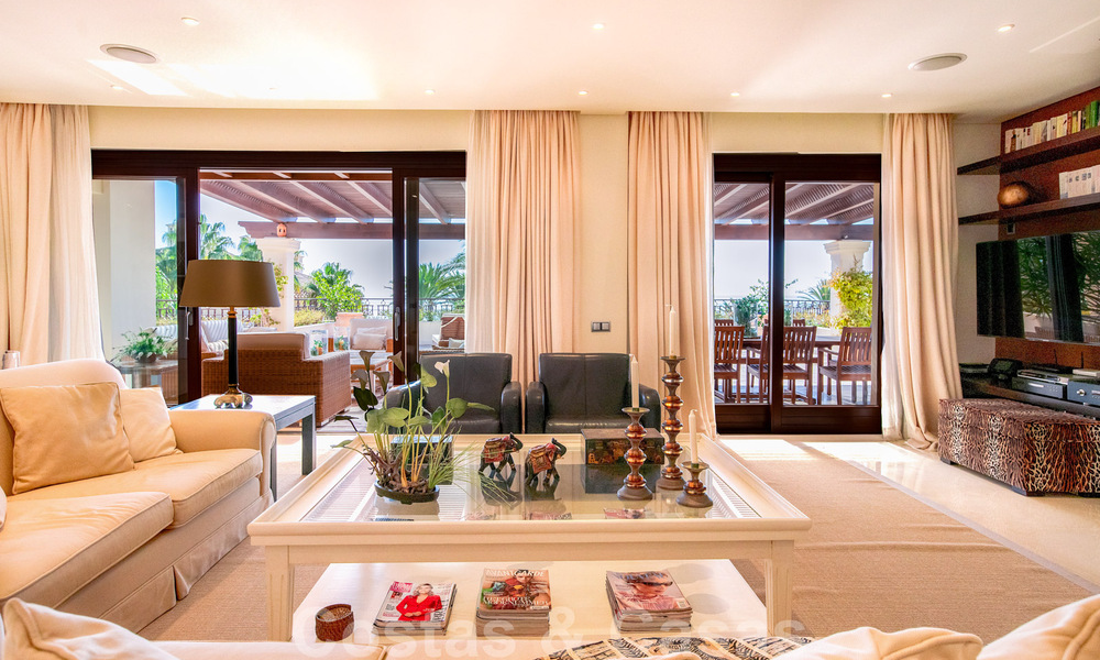 Stijlvol eerstelijns strand penthouse te koop in mediterrane stijl met zeezicht in Los Monteros, Marbella 38077