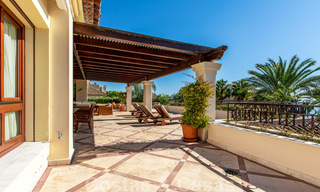 Stijlvol eerstelijns strand penthouse te koop in mediterrane stijl met zeezicht in Los Monteros, Marbella 38081 