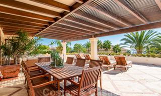 Stijlvol eerstelijns strand penthouse te koop in mediterrane stijl met zeezicht in Los Monteros, Marbella 38083 
