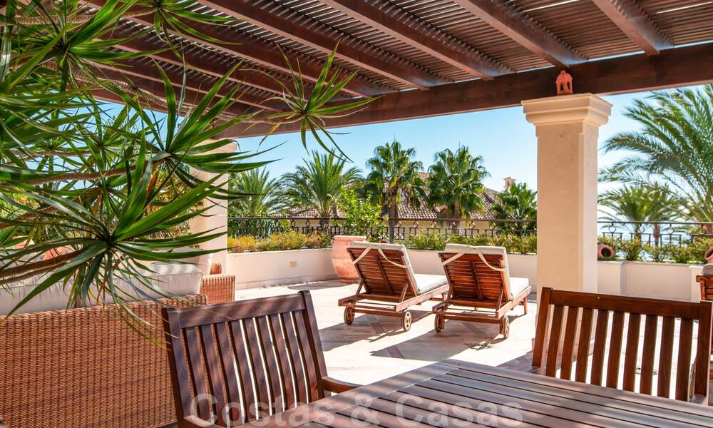 Stijlvol eerstelijns strand penthouse te koop in mediterrane stijl met zeezicht in Los Monteros, Marbella 38084