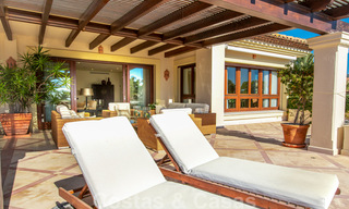 Stijlvol eerstelijns strand penthouse te koop in mediterrane stijl met zeezicht in Los Monteros, Marbella 38085 