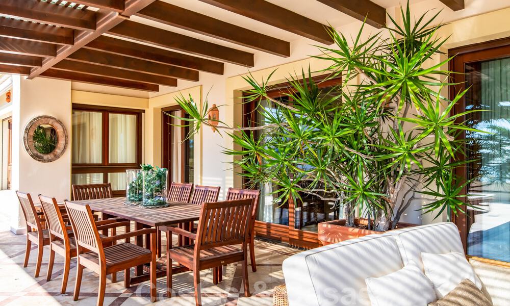 Stijlvol eerstelijns strand penthouse te koop in mediterrane stijl met zeezicht in Los Monteros, Marbella 38088