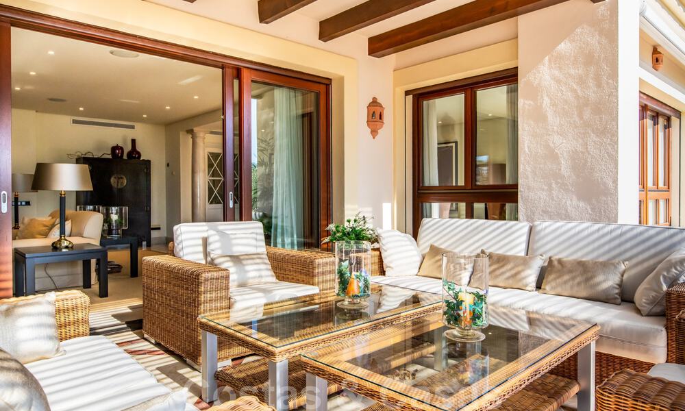 Stijlvol eerstelijns strand penthouse te koop in mediterrane stijl met zeezicht in Los Monteros, Marbella 38090
