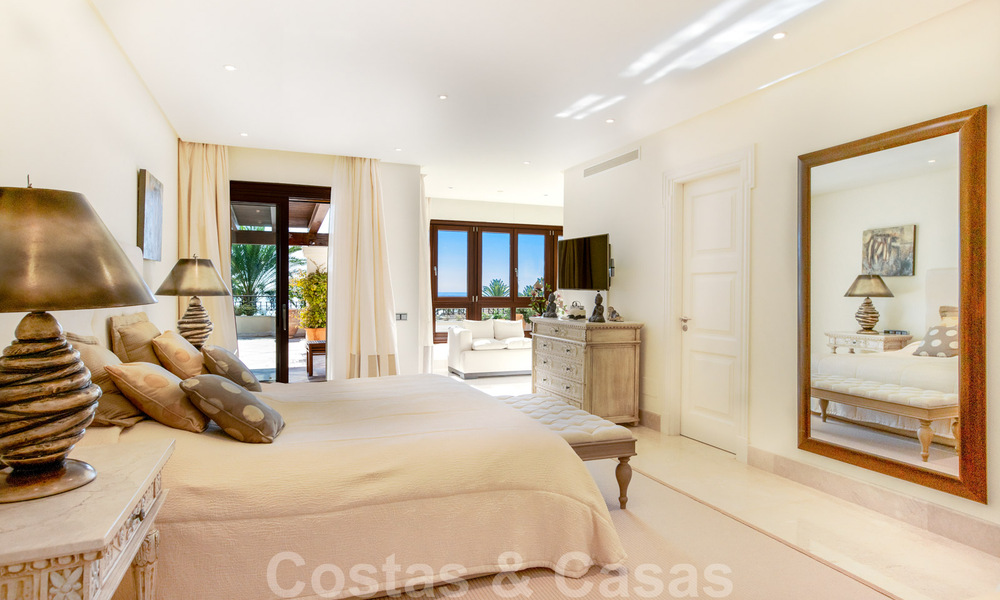 Stijlvol eerstelijns strand penthouse te koop in mediterrane stijl met zeezicht in Los Monteros, Marbella 38093