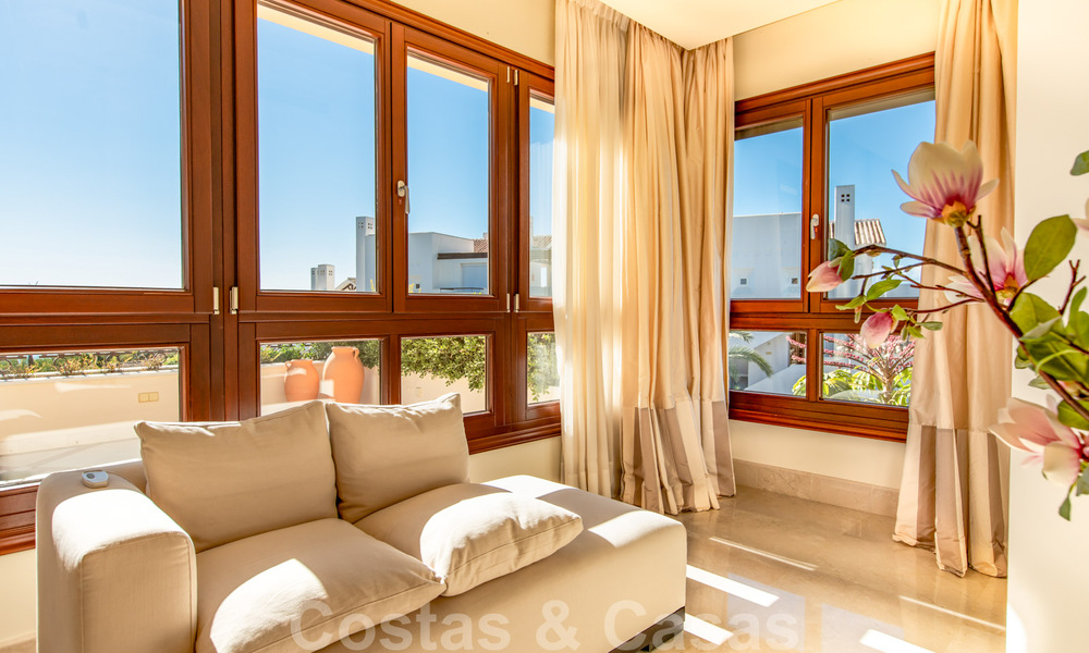 Stijlvol eerstelijns strand penthouse te koop in mediterrane stijl met zeezicht in Los Monteros, Marbella 38098